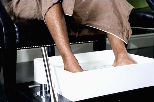Hvordan sette føttene inn i et hjem spa detox bad. Forbered foten boblebad området.