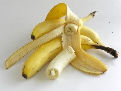 Hvordan bruke bananer som gjødsel. Skjær bananskall i små biter.