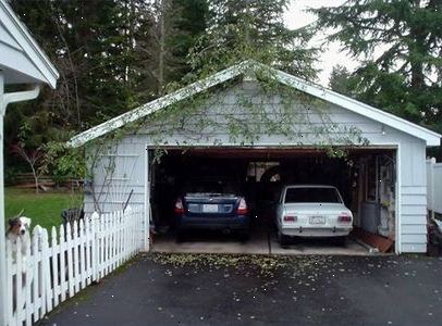 Hvordan å forsegle konkrete garasje gulv. Pass på å fjerne garasjen for hindringer.