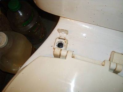Selv om mange toalettseter er laget for å passe en bestemt toalett pan. Se etter stolpehull hvor setet hengsler er ment å passe inn i.
