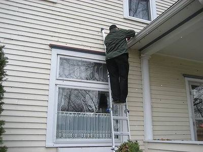 Hvordan du rengjør huset takrenner. Få tilgang til rennesteinen.