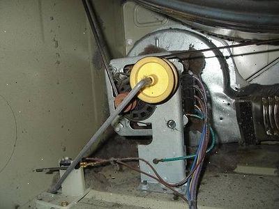 Hvordan å erstatte et belte på en GE tørketrommel