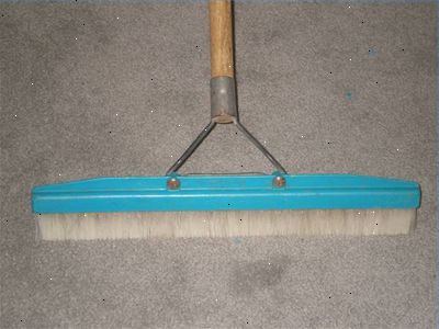 Hvordan bruke et teppe rake. Bruker av et teppe rake.