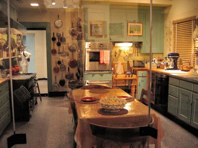 Hvordan gjenskape Julia Child kjøkken. Samle bilder av den gamle Julia Child kjøkken.