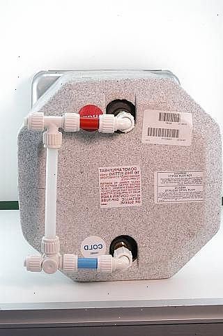 Hvordan du installerer en RV varmtvannsbereder bypass kit. Husk å slå av vanntilførselen innspill og den medfølgende vannpumpe.