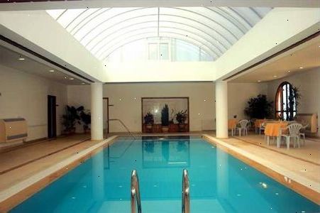 Hvordan du installerer et innendørs basseng i huset ditt